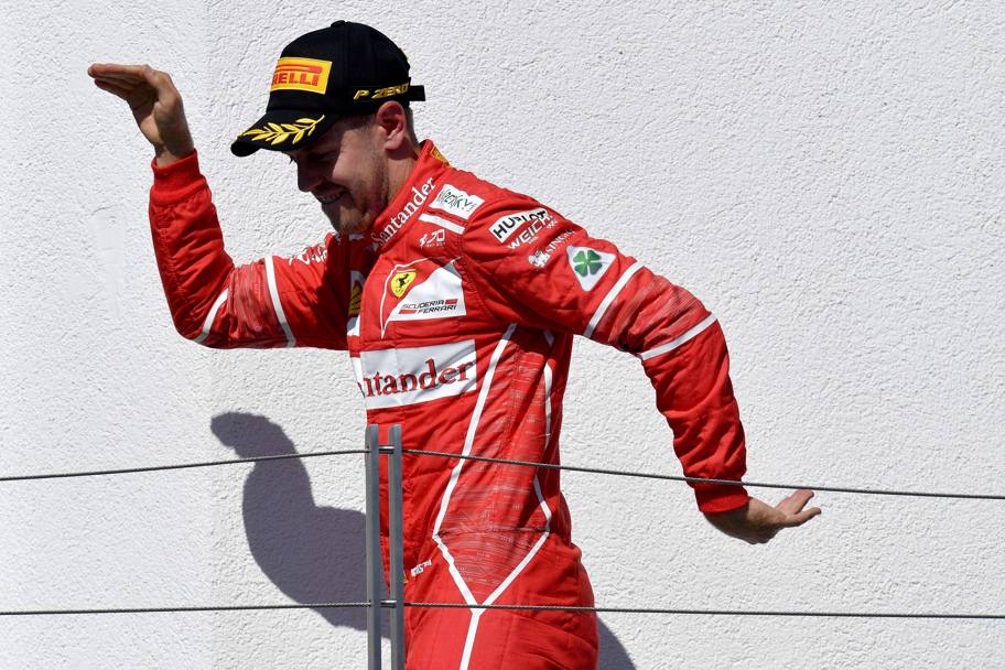 Sebastian Vettel festeggia cos la vittoria (Afp)